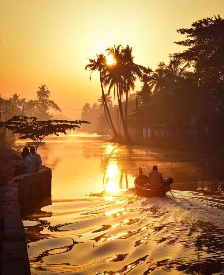 Rajatheeram Beach Homestay & Backwater Cruise Alleppey アーラップーザ県 エクステリア 写真
