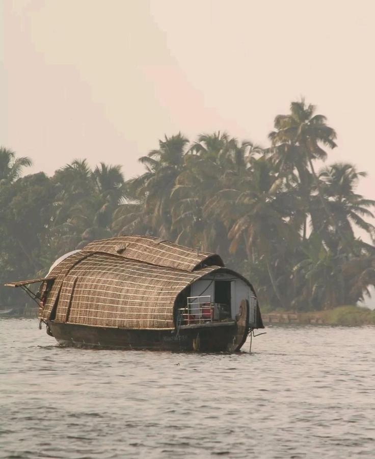 Rajatheeram Beach Homestay & Backwater Cruise Alleppey アーラップーザ県 エクステリア 写真