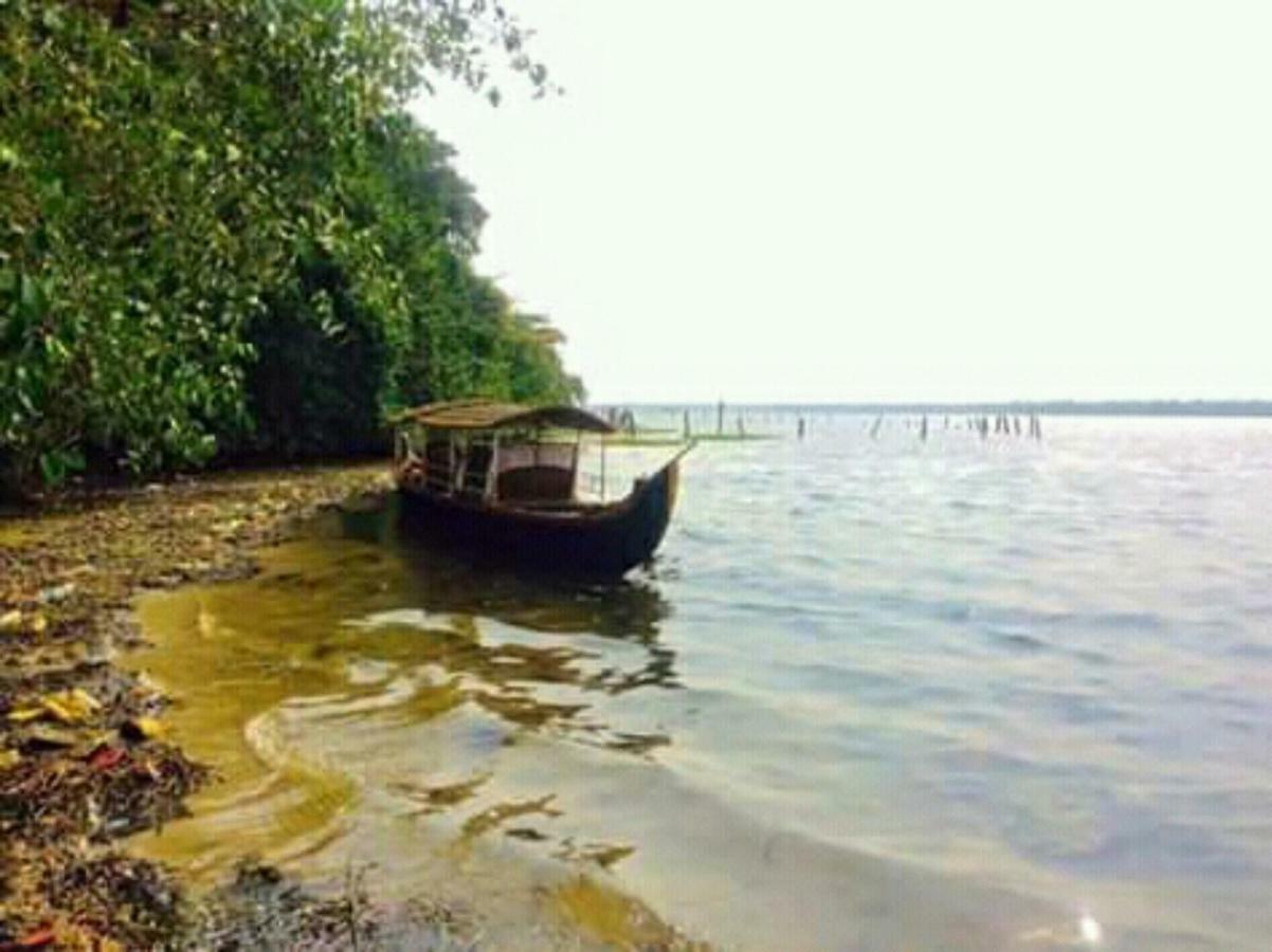 Rajatheeram Beach Homestay & Backwater Cruise Alleppey アーラップーザ県 エクステリア 写真
