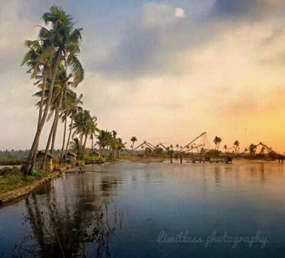 Rajatheeram Beach Homestay & Backwater Cruise Alleppey アーラップーザ県 エクステリア 写真